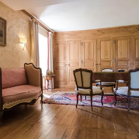 Charming In With Pool Holiday home